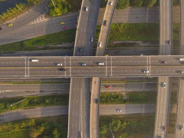 Metropolis Bangkok 'un yüksek yol ve trafik kavşaklarının insansız hava aracı görüntüsü. Trafik yollarının modern yapı tasarımı