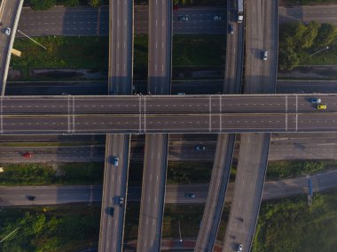 Araç hareket taşımacılığı endüstrisi ile hava görüntüsü şehir trafiği yolu