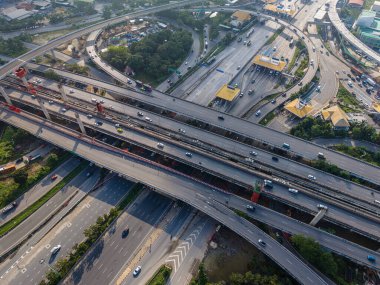 Metropolis Bangkok 'un yüksek yol ve trafik kavşaklarının insansız hava aracı görüntüsü. Trafik yollarının modern yapı tasarımı