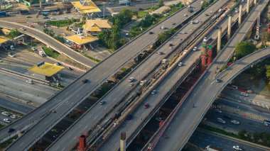 Araç hareket taşımacılığı endüstrisi ile hava görüntüsü şehir trafiği yolu