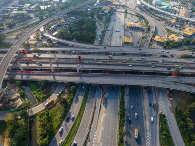 Araç hareket taşımacılığı endüstrisi ile hava görüntüsü şehir trafiği yolu