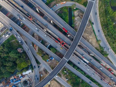 Metropolis Bangkok 'un yüksek yol ve trafik kavşaklarının insansız hava aracı görüntüsü. Trafik yollarının modern yapı tasarımı