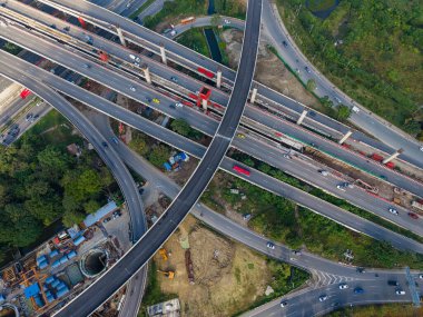 Araç hareket taşımacılığı endüstrisi ile hava görüntüsü şehir trafiği yolu