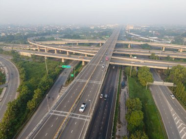 Araç hareket taşımacılığı endüstrisi ile hava görüntüsü şehir trafiği yolu