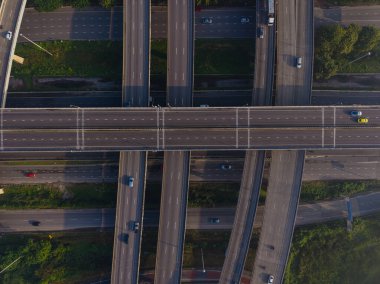 Araç hareket taşımacılığı endüstrisi ile hava görüntüsü şehir trafiği yolu