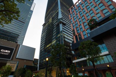 Modern ofis binası olan yeşil ağaç parkı Alacakaranlık Bangkok Tayland 'da yükseliş manzaralı