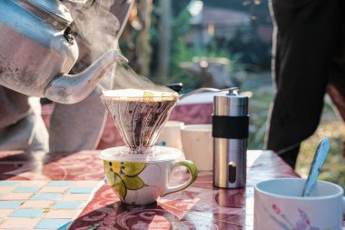 Alet edevatlı kahve damlaları Sabah sıcak aromalı kahve