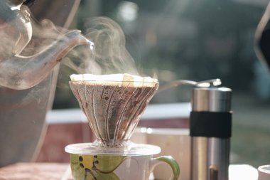 Alet edevatlı kahve damlaları Sabah sıcak aromalı kahve