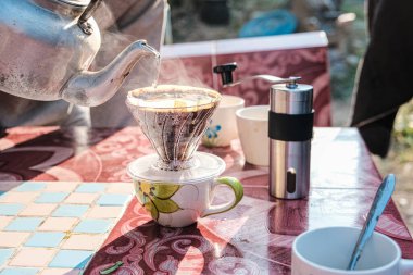 Alet edevatlı kahve damlaları Sabah sıcak aromalı kahve