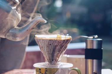 Alet edevatlı kahve damlaları Sabah sıcak aromalı kahve