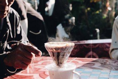 Alet edevatlı kahve damlaları Sabah sıcak aromalı kahve