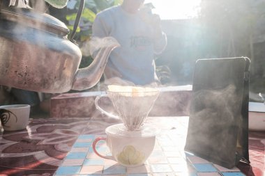 Alet edevatlı kahve damlaları Sabah sıcak aromalı kahve