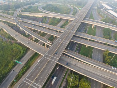 Şehir kavşağındaki hava manzaralı araba nakliyesi. Sabah trafiği.
