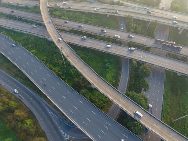Şehir kavşağındaki hava manzaralı araba nakliyesi. Sabah trafiği.