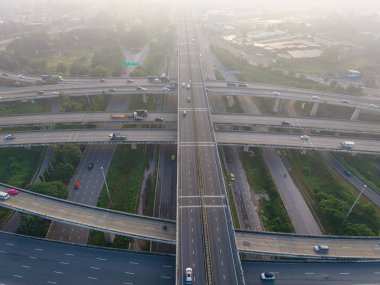 Şehir kavşağındaki hava manzaralı araba nakliyesi. Sabah trafiği.