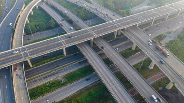 Araç hareket taşımacılığı endüstrisi ile hava görüntüsü şehir trafiği yolu