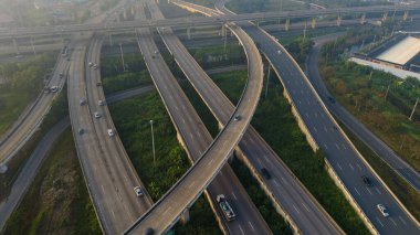 Araç hareket taşımacılığı endüstrisi ile hava görüntüsü şehir trafiği yolu