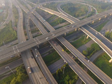 Araç hareket taşımacılığı endüstrisi ile hava görüntüsü şehir trafiği yolu
