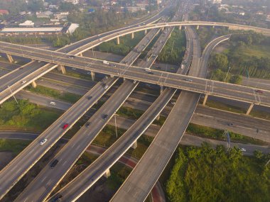 Metropolis Bangkok 'un yüksek yol ve trafik kavşaklarının insansız hava aracı görüntüsü. Trafik yollarının modern yapı tasarımı