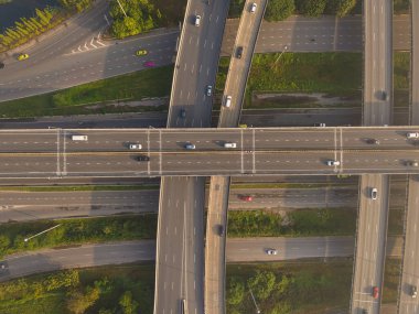 Metropolis Bangkok 'un yüksek yol ve trafik kavşaklarının insansız hava aracı görüntüsü. Trafik yollarının modern yapı tasarımı