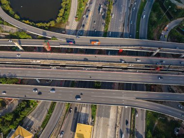 Metropolis Bangkok 'un yüksek yol ve trafik kavşaklarının insansız hava aracı görüntüsü. Trafik yollarının modern yapı tasarımı