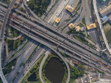 Metropolis Bangkok 'un yüksek yol ve trafik kavşaklarının insansız hava aracı görüntüsü. Trafik yollarının modern yapı tasarımı