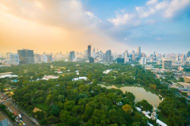 Bangkok havacılık manzaralı Lumpini şehir parkı ofis binası arka planında Tayland