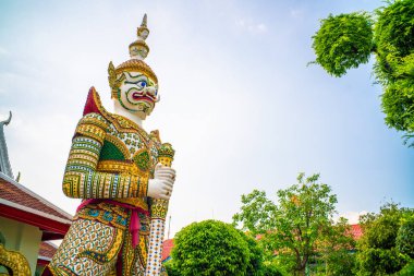 Dev iblis şafak tapınağında duruyor. Turist eğlencesi Bangkok Tayland 'da.
