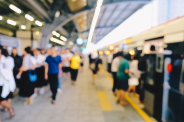 BTS Bangkok tren platformunda bulanık insanlar Tayland 'da seyahat ediyor