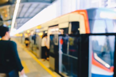 BTS Bangkok tren platformunda bulanık insanlar Tayland 'da seyahat ediyor