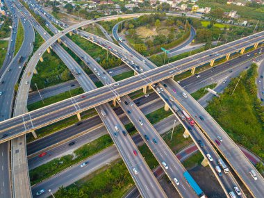 Araba taşıma endüstrisiyle hava manzaralı trafik kavşağı