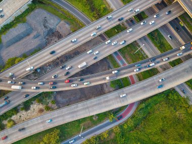 Araba taşıma endüstrisiyle hava manzaralı trafik kavşağı