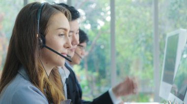 Çeşitli Asyalı ve Kafkas uyruklu çok dilli işletme çağrı merkezi operatörleri.