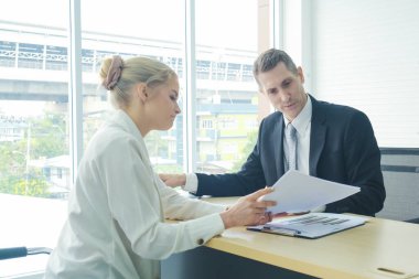 Çekici iş adamları ve kadınlar modern ofis patronuyla sekreter arasında tartışıyorlar.