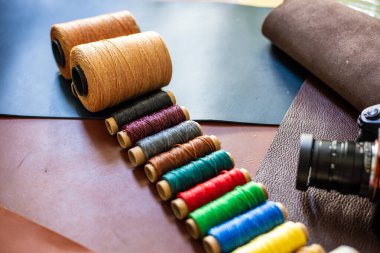 Deri arka plan işçiliği üzerine renkli Linin balmumu ipliği