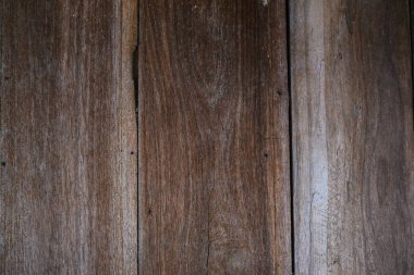 Ahşap evdeki eski ahşap dokular gerçek ahşap.