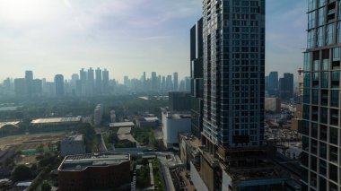 Lumpini yeşil ağacı olan modern belediye binası halka açık park mavi gökyüzü havadan görünüşü Bangkok Tayland