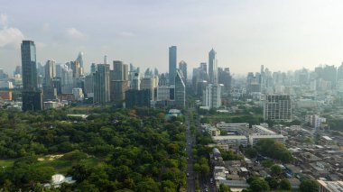 Lumpini yeşil ağacı olan modern belediye binası halka açık park mavi gökyüzü havadan görünüşü Bangkok Tayland