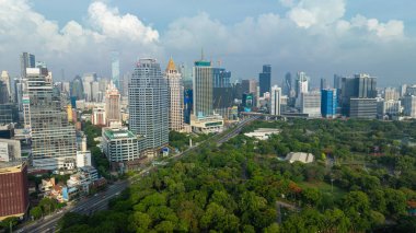 Lumpini yeşil ağacı olan modern belediye binası halka açık park mavi gökyüzü havadan görünüşü Bangkok Tayland