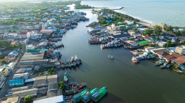 Deniz kıyısındaki balıkçı köyü tahta tekne Rayong Tayland 'da.