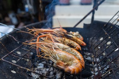 Nehir karidesi, ateşte kızartılmış karides dumanı partisi, bbq yemeği.