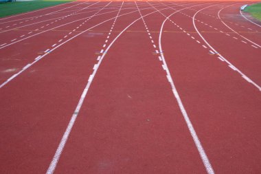 Kırmızı pistte koşan kauçuk şerit atletik arka plan kavramı