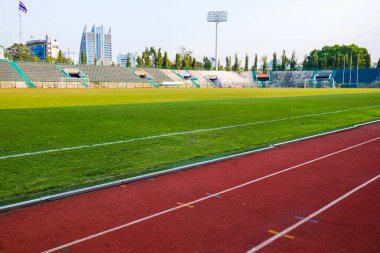 Kırmızı pistte koşan kauçuk şerit atletik arka plan kavramı