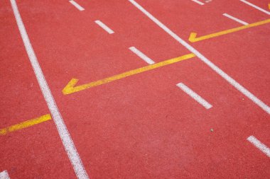 Kırmızı pistte koşan kauçuk şerit atletik arka plan kavramı