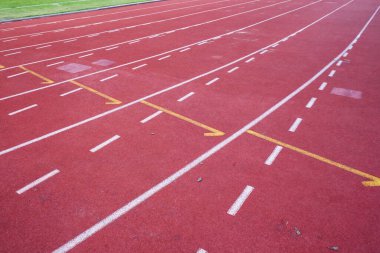 Kırmızı pistte koşan kauçuk şerit atletik arka plan kavramı