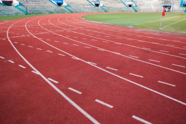 Kırmızı pistte koşan kauçuk şerit atletik arka plan kavramı
