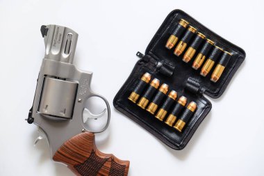 .44 magnum gizli tabanca mikro silah ceket yumuşak nokta bulet beyaz zemin