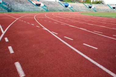 Kırmızı pistte koşan kauçuk şerit atletik arka plan kavramı