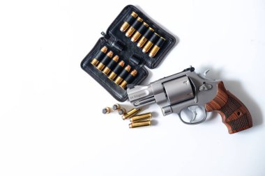 .44 magnum gizli tabanca mikro silah ceket yumuşak nokta bulet beyaz zemin