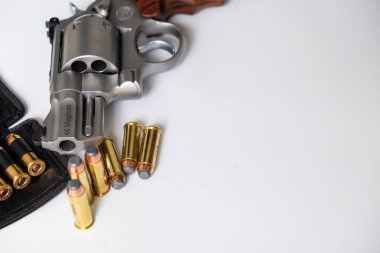 .44 magnum gizli tabanca mikro silah ceket yumuşak nokta bulet beyaz zemin